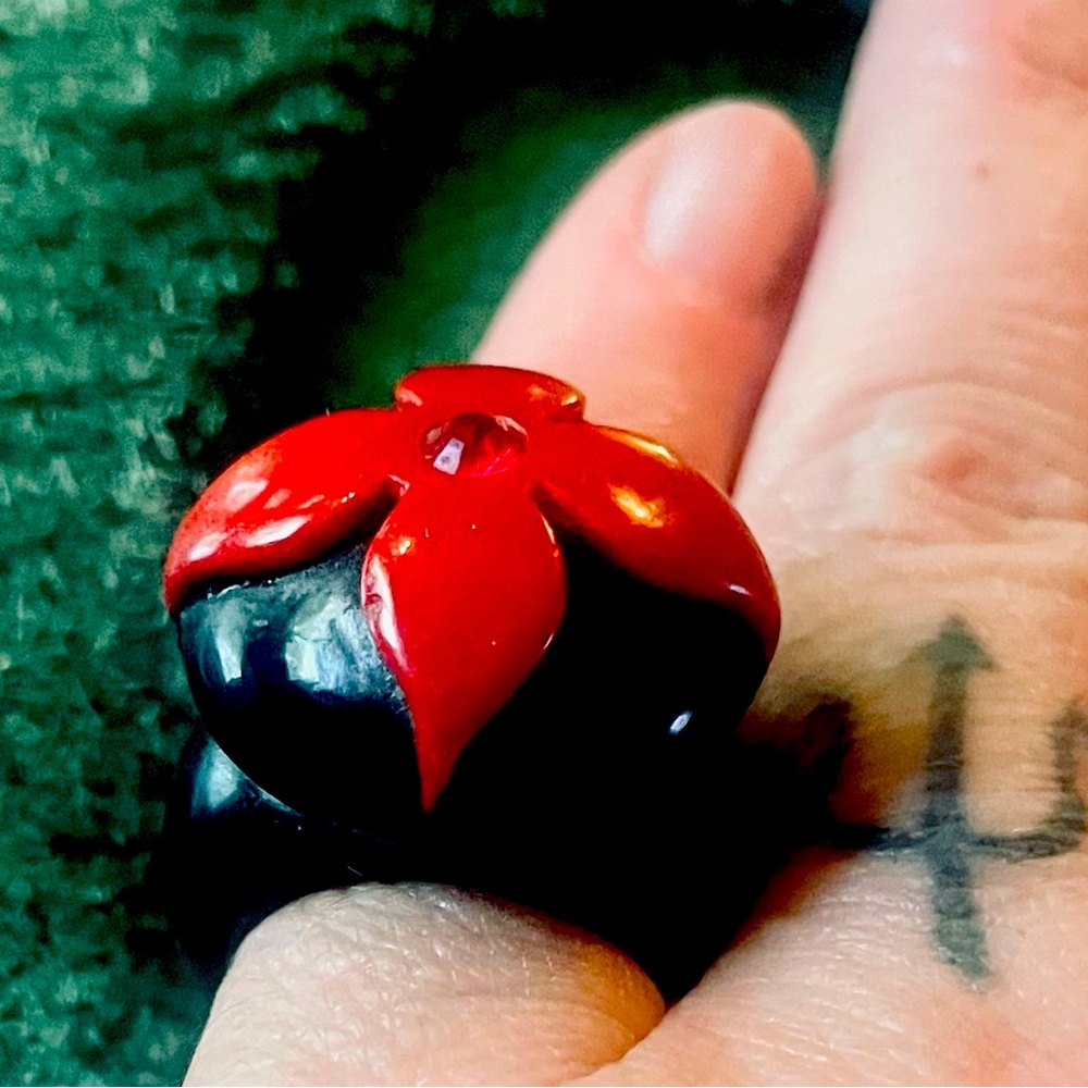 Pretty Lucite Ring-Size 6